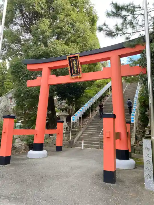 高良大社の{uncategorized: "未分類", other: "その他", undefined: "問題あり", building: "その他建物", grave: "お墓", sacred_gate: "鳥居", guardian: "狛犬", statue: "像", buddha: "仏像", history: "歴史", nature: "自然", garden: "庭園", animal: "動物", pagoda: "塔", temizu: "手水舎", mountain_gate: "山門・神門", sanctuary: "本殿・本堂", subordinate: "末社・摂社", art: "芸術", scenery: "景色", jizo: "地蔵", ema: "絵馬", goshuin: "御朱印", omikuji: "おみくじ", items: "授与品その他", amulet: "お守り", goshuincho: "御朱印帳", eats: "食事", festival: "お祭り", votive_dance: "神楽", shichigosan: "七五三参", wedding: "結婚式", experience: "体験その他", initially: "初詣", around: "周辺", anti_infection: "感染症対策"}
