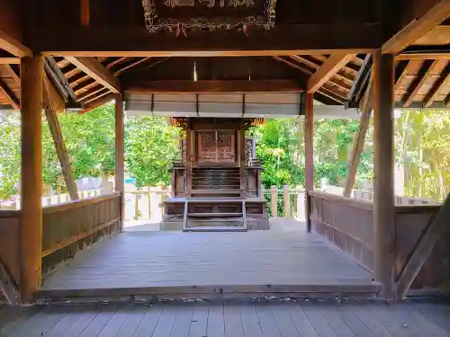 県明神社の本殿・本堂