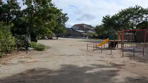 櫟原神社の庭園
