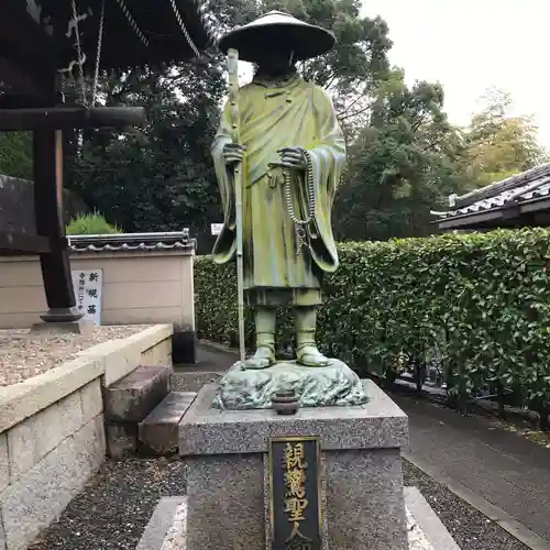 興正寺別院（本山興正寺霊山本廟）の像