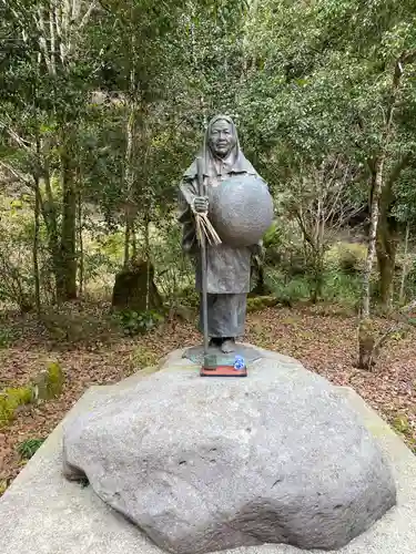 代々木神社の像