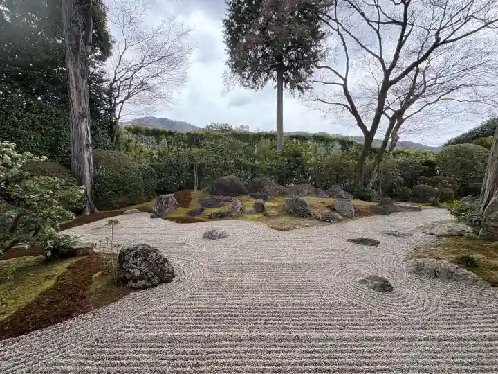 真正極楽寺(真如堂)の{uncategorized: "未分類", other: "その他", undefined: "問題あり", building: "その他建物", grave: "お墓", sacred_gate: "鳥居", guardian: "狛犬", statue: "像", buddha: "仏像", history: "歴史", nature: "自然", garden: "庭園", animal: "動物", pagoda: "塔", temizu: "手水舎", mountain_gate: "山門・神門", sanctuary: "本殿・本堂", subordinate: "末社・摂社", art: "芸術", scenery: "景色", jizo: "地蔵", ema: "絵馬", goshuin: "御朱印", omikuji: "おみくじ", items: "授与品その他", amulet: "お守り", goshuincho: "御朱印帳", eats: "食事", festival: "お祭り", votive_dance: "神楽", shichigosan: "七五三参", wedding: "結婚式", experience: "体験その他", initially: "初詣", around: "周辺", anti_infection: "感染症対策"}