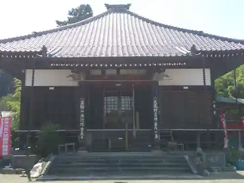 箕輪山満行院霊巖寺の本殿