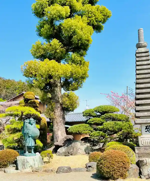 定年寺の{uncategorized: "未分類", other: "その他", undefined: "問題あり", building: "その他建物", grave: "お墓", sacred_gate: "鳥居", guardian: "狛犬", statue: "像", buddha: "仏像", history: "歴史", nature: "自然", garden: "庭園", animal: "動物", pagoda: "塔", temizu: "手水舎", mountain_gate: "山門・神門", sanctuary: "本殿・本堂", subordinate: "末社・摂社", art: "芸術", scenery: "景色", jizo: "地蔵", ema: "絵馬", goshuin: "御朱印", omikuji: "おみくじ", items: "授与品その他", amulet: "お守り", goshuincho: "御朱印帳", eats: "食事", festival: "お祭り", votive_dance: "神楽", shichigosan: "七五三参", wedding: "結婚式", experience: "体験その他", initially: "初詣", around: "周辺", anti_infection: "感染症対策"}