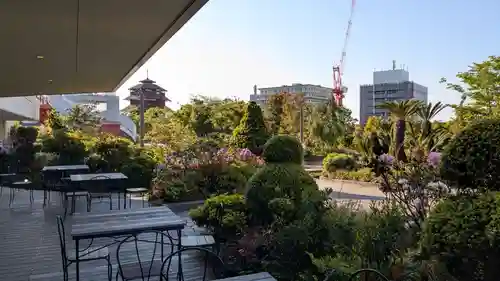 鉄道神社の庭園