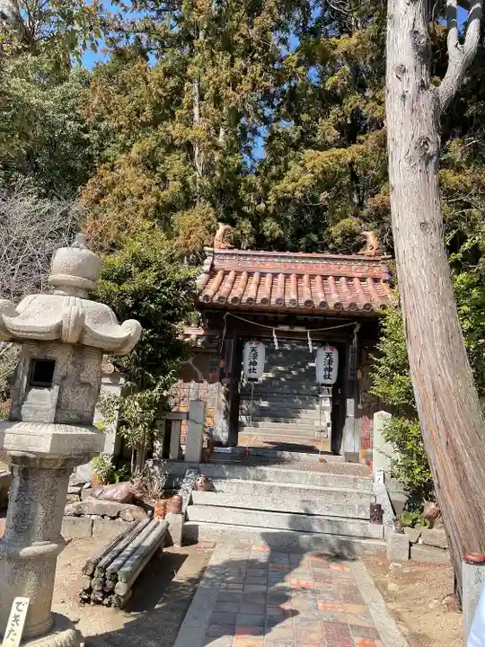 天津神社の山門・神門
