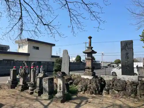 長明寺の{uncategorized: "未分類", other: "その他", undefined: "問題あり", building: "その他建物", grave: "お墓", sacred_gate: "鳥居", guardian: "狛犬", statue: "像", buddha: "仏像", history: "歴史", nature: "自然", garden: "庭園", animal: "動物", pagoda: "塔", temizu: "手水舎", mountain_gate: "山門・神門", sanctuary: "本殿・本堂", subordinate: "末社・摂社", art: "芸術", scenery: "景色", jizo: "地蔵", ema: "絵馬", goshuin: "御朱印", omikuji: "おみくじ", items: "授与品その他", amulet: "お守り", goshuincho: "御朱印帳", eats: "食事", festival: "お祭り", votive_dance: "神楽", shichigosan: "七五三参", wedding: "結婚式", experience: "体験その他", initially: "初詣", around: "周辺", anti_infection: "感染症対策"}