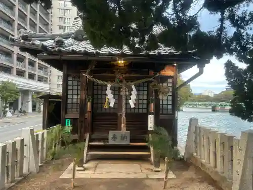 西本川濱恵比須神社の{uncategorized: "未分類", other: "その他", undefined: "問題あり", building: "その他建物", grave: "お墓", sacred_gate: "鳥居", guardian: "狛犬", statue: "像", buddha: "仏像", history: "歴史", nature: "自然", garden: "庭園", animal: "動物", pagoda: "塔", temizu: "手水舎", mountain_gate: "山門・神門", sanctuary: "本殿・本堂", subordinate: "末社・摂社", art: "芸術", scenery: "景色", jizo: "地蔵", ema: "絵馬", goshuin: "御朱印", omikuji: "おみくじ", items: "授与品その他", amulet: "お守り", goshuincho: "御朱印帳", eats: "食事", festival: "お祭り", votive_dance: "神楽", shichigosan: "七五三参", wedding: "結婚式", experience: "体験その他", initially: "初詣", around: "周辺", anti_infection: "感染症対策"}