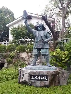 真田山 三光神社の像