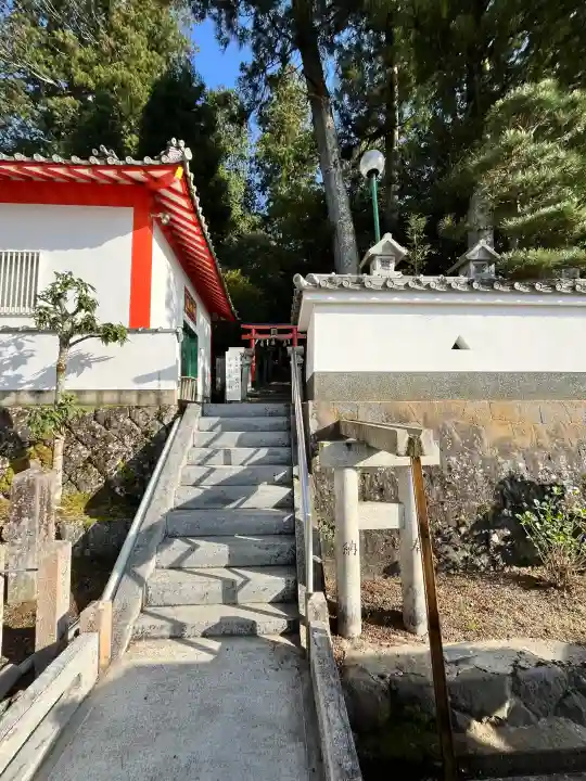 墨坂神社の{uncategorized: "未分類", other: "その他", undefined: "問題あり", building: "その他建物", grave: "お墓", sacred_gate: "鳥居", guardian: "狛犬", statue: "像", buddha: "仏像", history: "歴史", nature: "自然", garden: "庭園", animal: "動物", pagoda: "塔", temizu: "手水舎", mountain_gate: "山門・神門", sanctuary: "本殿・本堂", subordinate: "末社・摂社", art: "芸術", scenery: "景色", jizo: "地蔵", ema: "絵馬", goshuin: "御朱印", omikuji: "おみくじ", items: "授与品その他", amulet: "お守り", goshuincho: "御朱印帳", eats: "食事", festival: "お祭り", votive_dance: "神楽", shichigosan: "七五三参", wedding: "結婚式", experience: "体験その他", initially: "初詣", around: "周辺", anti_infection: "感染症対策"}