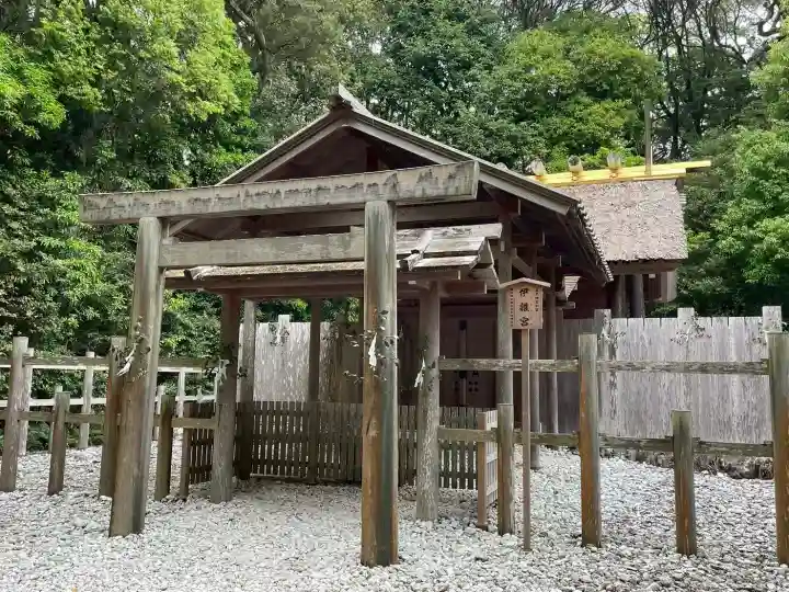 伊雜宮(皇大神宮別宮)の{uncategorized: "未分類", other: "その他", undefined: "問題あり", building: "その他建物", grave: "お墓", sacred_gate: "鳥居", guardian: "狛犬", statue: "像", buddha: "仏像", history: "歴史", nature: "自然", garden: "庭園", animal: "動物", pagoda: "塔", temizu: "手水舎", mountain_gate: "山門・神門", sanctuary: "本殿・本堂", subordinate: "末社・摂社", art: "芸術", scenery: "景色", jizo: "地蔵", ema: "絵馬", goshuin: "御朱印", omikuji: "おみくじ", items: "授与品その他", amulet: "お守り", goshuincho: "御朱印帳", eats: "食事", festival: "お祭り", votive_dance: "神楽", shichigosan: "七五三参", wedding: "結婚式", experience: "体験その他", initially: "初詣", around: "周辺", anti_infection: "感染症対策"}