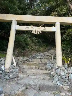伊射波神社の{uncategorized: "未分類", other: "その他", undefined: "問題あり", building: "その他建物", grave: "お墓", sacred_gate: "鳥居", guardian: "狛犬", statue: "像", buddha: "仏像", history: "歴史", nature: "自然", garden: "庭園", animal: "動物", pagoda: "塔", temizu: "手水舎", mountain_gate: "山門・神門", sanctuary: "本殿・本堂", subordinate: "末社・摂社", art: "芸術", scenery: "景色", jizo: "地蔵", ema: "絵馬", goshuin: "御朱印", omikuji: "おみくじ", items: "授与品その他", amulet: "お守り", goshuincho: "御朱印帳", eats: "食事", festival: "お祭り", votive_dance: "神楽", shichigosan: "七五三参", wedding: "結婚式", experience: "体験その他", initially: "初詣", around: "周辺", anti_infection: "感染症対策"}