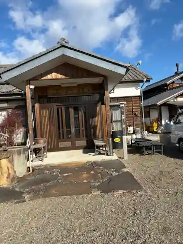 箕輪山満行院霊巖寺の{uncategorized: "未分類", other: "その他", undefined: "問題あり", building: "その他建物", grave: "お墓", sacred_gate: "鳥居", guardian: "狛犬", statue: "像", buddha: "仏像", history: "歴史", nature: "自然", garden: "庭園", animal: "動物", pagoda: "塔", temizu: "手水舎", mountain_gate: "山門・神門", sanctuary: "本殿・本堂", subordinate: "末社・摂社", art: "芸術", scenery: "景色", jizo: "地蔵", ema: "絵馬", goshuin: "御朱印", omikuji: "おみくじ", items: "授与品その他", amulet: "お守り", goshuincho: "御朱印帳", eats: "食事", festival: "お祭り", votive_dance: "神楽", shichigosan: "七五三参", wedding: "結婚式", experience: "体験その他", initially: "初詣", around: "周辺", anti_infection: "感染症対策"}