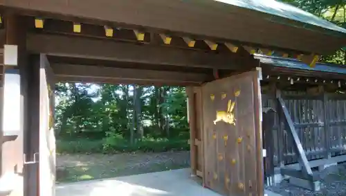 帯廣神社の山門