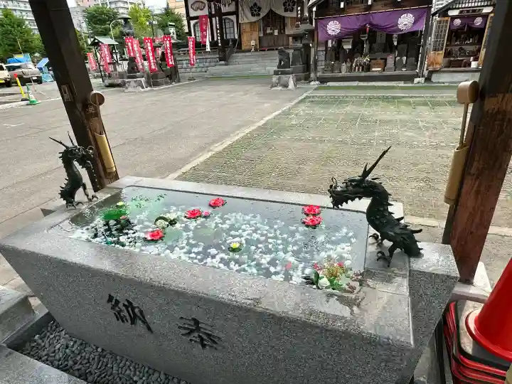 成田山札幌別院新栄寺の手水舎