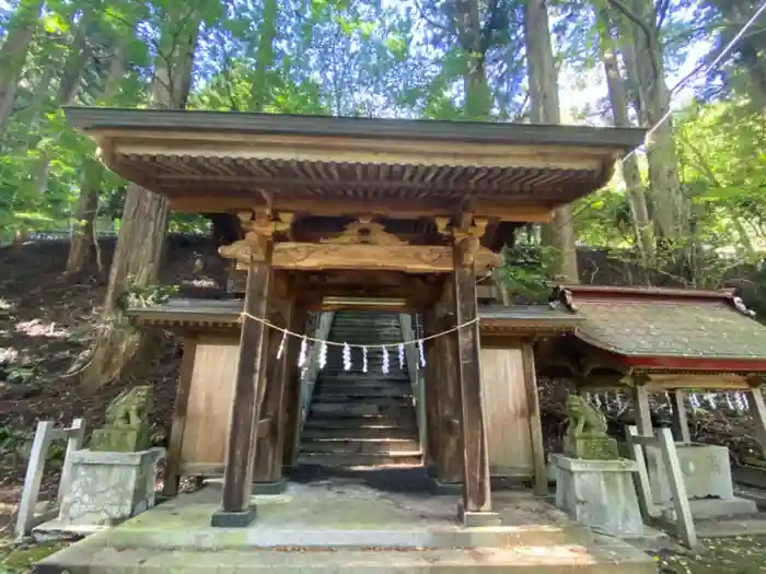 三嶽神社の山門