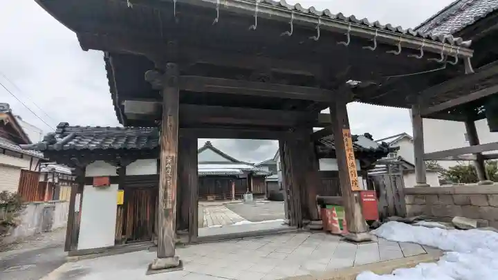 仏光寺長浜別院の{uncategorized: "未分類", other: "その他", undefined: "問題あり", building: "その他建物", grave: "お墓", sacred_gate: "鳥居", guardian: "狛犬", statue: "像", buddha: "仏像", history: "歴史", nature: "自然", garden: "庭園", animal: "動物", pagoda: "塔", temizu: "手水舎", mountain_gate: "山門・神門", sanctuary: "本殿・本堂", subordinate: "末社・摂社", art: "芸術", scenery: "景色", jizo: "地蔵", ema: "絵馬", goshuin: "御朱印", omikuji: "おみくじ", items: "授与品その他", amulet: "お守り", goshuincho: "御朱印帳", eats: "食事", festival: "お祭り", votive_dance: "神楽", shichigosan: "七五三参", wedding: "結婚式", experience: "体験その他", initially: "初詣", around: "周辺", anti_infection: "感染症対策"}