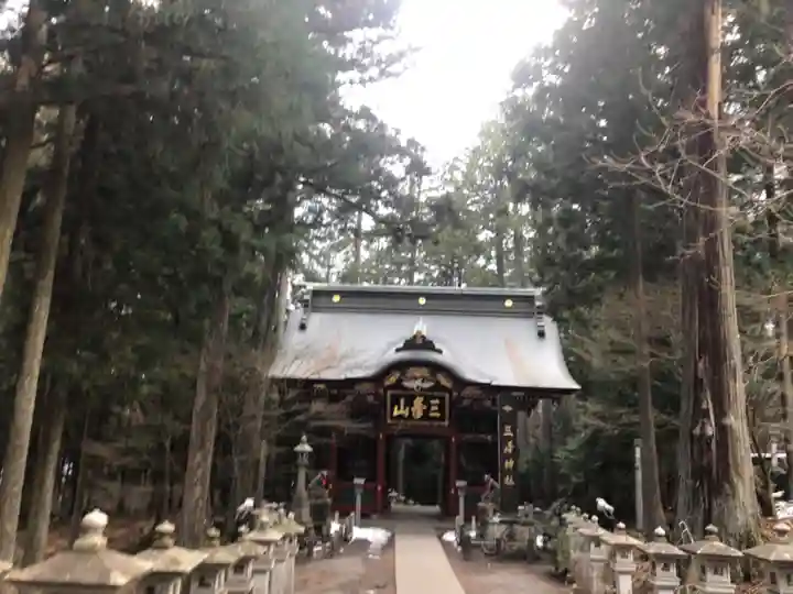 三峯神社の山門・神門