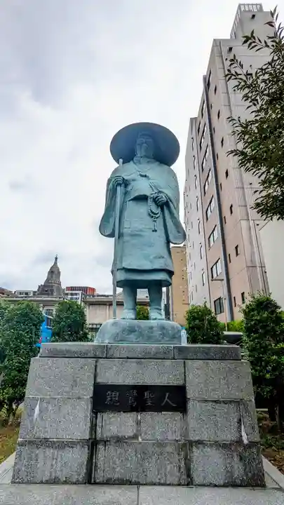 築地本願寺(本願寺築地別院)の像