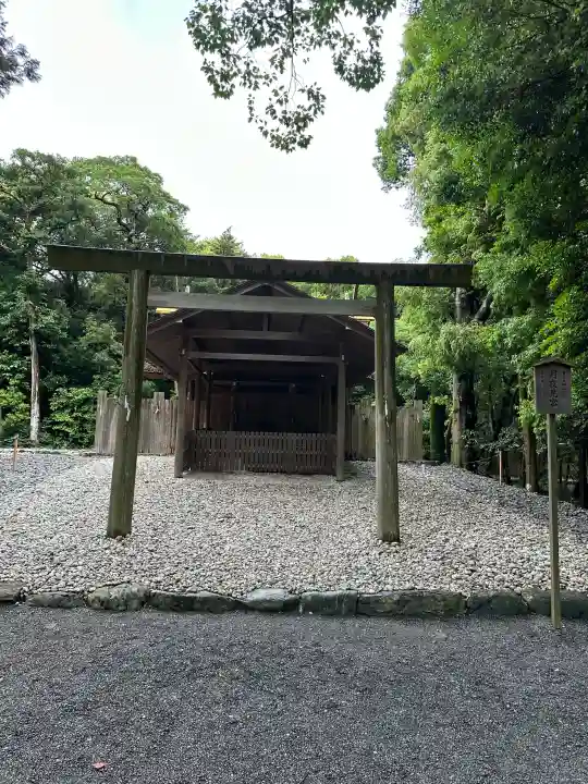 月夜見宮(豊受大神宮別宮)の{uncategorized: "未分類", other: "その他", undefined: "問題あり", building: "その他建物", grave: "お墓", sacred_gate: "鳥居", guardian: "狛犬", statue: "像", buddha: "仏像", history: "歴史", nature: "自然", garden: "庭園", animal: "動物", pagoda: "塔", temizu: "手水舎", mountain_gate: "山門・神門", sanctuary: "本殿・本堂", subordinate: "末社・摂社", art: "芸術", scenery: "景色", jizo: "地蔵", ema: "絵馬", goshuin: "御朱印", omikuji: "おみくじ", items: "授与品その他", amulet: "お守り", goshuincho: "御朱印帳", eats: "食事", festival: "お祭り", votive_dance: "神楽", shichigosan: "七五三参", wedding: "結婚式", experience: "体験その他", initially: "初詣", around: "周辺", anti_infection: "感染症対策"}