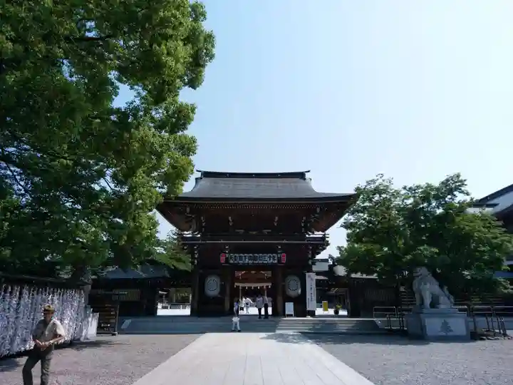 寒川神社の山門・神門