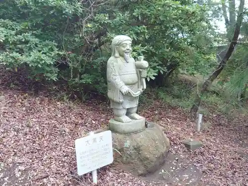 蛟蝄神社門の宮の像