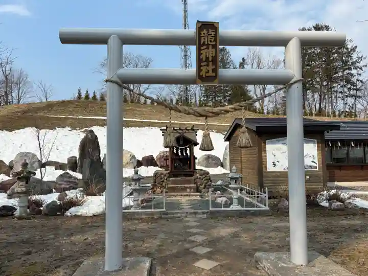 龍神社(美幌神社)の{uncategorized: "未分類", other: "その他", undefined: "問題あり", building: "その他建物", grave: "お墓", sacred_gate: "鳥居", guardian: "狛犬", statue: "像", buddha: "仏像", history: "歴史", nature: "自然", garden: "庭園", animal: "動物", pagoda: "塔", temizu: "手水舎", mountain_gate: "山門・神門", sanctuary: "本殿・本堂", subordinate: "末社・摂社", art: "芸術", scenery: "景色", jizo: "地蔵", ema: "絵馬", goshuin: "御朱印", omikuji: "おみくじ", items: "授与品その他", amulet: "お守り", goshuincho: "御朱印帳", eats: "食事", festival: "お祭り", votive_dance: "神楽", shichigosan: "七五三参", wedding: "結婚式", experience: "体験その他", initially: "初詣", around: "周辺", anti_infection: "感染症対策"}