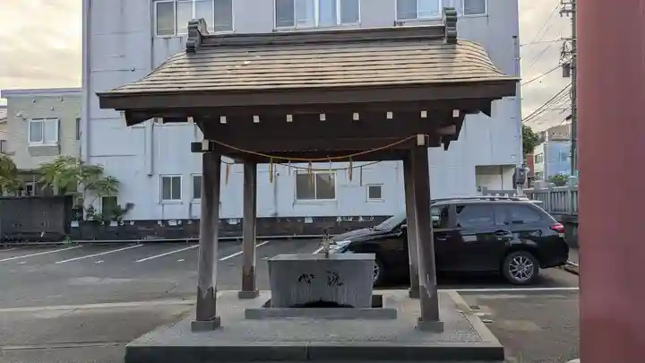 諏訪社の手水舎