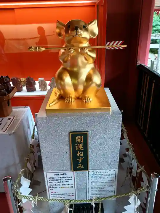 日光二荒山神社の{uncategorized: "未分類", other: "その他", undefined: "問題あり", building: "その他建物", grave: "お墓", sacred_gate: "鳥居", guardian: "狛犬", statue: "像", buddha: "仏像", history: "歴史", nature: "自然", garden: "庭園", animal: "動物", pagoda: "塔", temizu: "手水舎", mountain_gate: "山門・神門", sanctuary: "本殿・本堂", subordinate: "末社・摂社", art: "芸術", scenery: "景色", jizo: "地蔵", ema: "絵馬", goshuin: "御朱印", omikuji: "おみくじ", items: "授与品その他", amulet: "お守り", goshuincho: "御朱印帳", eats: "食事", festival: "お祭り", votive_dance: "神楽", shichigosan: "七五三参", wedding: "結婚式", experience: "体験その他", initially: "初詣", around: "周辺", anti_infection: "感染症対策"}