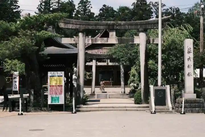荘内神社の{uncategorized: "未分類", other: "その他", undefined: "問題あり", building: "その他建物", grave: "お墓", sacred_gate: "鳥居", guardian: "狛犬", statue: "像", buddha: "仏像", history: "歴史", nature: "自然", garden: "庭園", animal: "動物", pagoda: "塔", temizu: "手水舎", mountain_gate: "山門・神門", sanctuary: "本殿・本堂", subordinate: "末社・摂社", art: "芸術", scenery: "景色", jizo: "地蔵", ema: "絵馬", goshuin: "御朱印", omikuji: "おみくじ", items: "授与品その他", amulet: "お守り", goshuincho: "御朱印帳", eats: "食事", festival: "お祭り", votive_dance: "神楽", shichigosan: "七五三参", wedding: "結婚式", experience: "体験その他", initially: "初詣", around: "周辺", anti_infection: "感染症対策"}