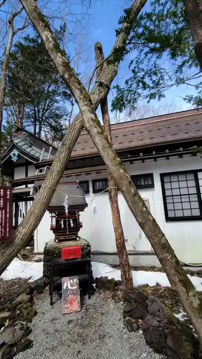 新屋山神社の末社・摂社