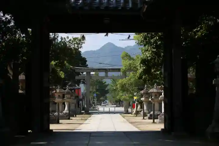 白鳥神社の山門・神門