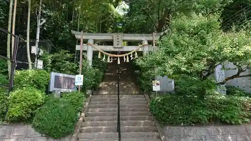 座間神社の鳥居