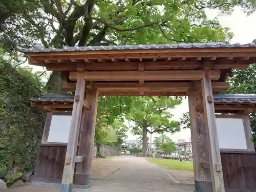 岡山神社の山門