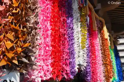 七色の千羽鶴。