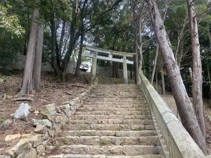 粒坐天照神社の{uncategorized: "未分類", other: "その他", undefined: "問題あり", building: "その他建物", grave: "お墓", sacred_gate: "鳥居", guardian: "狛犬", statue: "像", buddha: "仏像", history: "歴史", nature: "自然", garden: "庭園", animal: "動物", pagoda: "塔", temizu: "手水舎", mountain_gate: "山門・神門", sanctuary: "本殿・本堂", subordinate: "末社・摂社", art: "芸術", scenery: "景色", jizo: "地蔵", ema: "絵馬", goshuin: "御朱印", omikuji: "おみくじ", items: "授与品その他", amulet: "お守り", goshuincho: "御朱印帳", eats: "食事", festival: "お祭り", votive_dance: "神楽", shichigosan: "七五三参", wedding: "結婚式", experience: "体験その他", initially: "初詣", around: "周辺", anti_infection: "感染症対策"}