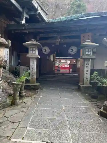 大本山七宝瀧寺の{uncategorized: "未分類", other: "その他", undefined: "問題あり", building: "その他建物", grave: "お墓", sacred_gate: "鳥居", guardian: "狛犬", statue: "像", buddha: "仏像", history: "歴史", nature: "自然", garden: "庭園", animal: "動物", pagoda: "塔", temizu: "手水舎", mountain_gate: "山門・神門", sanctuary: "本殿・本堂", subordinate: "末社・摂社", art: "芸術", scenery: "景色", jizo: "地蔵", ema: "絵馬", goshuin: "御朱印", omikuji: "おみくじ", items: "授与品その他", amulet: "お守り", goshuincho: "御朱印帳", eats: "食事", festival: "お祭り", votive_dance: "神楽", shichigosan: "七五三参", wedding: "結婚式", experience: "体験その他", initially: "初詣", around: "周辺", anti_infection: "感染症対策"}