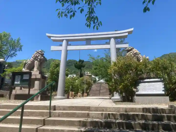 兵庫縣神戸護國神社の{uncategorized: "未分類", other: "その他", undefined: "問題あり", building: "その他建物", grave: "お墓", sacred_gate: "鳥居", guardian: "狛犬", statue: "像", buddha: "仏像", history: "歴史", nature: "自然", garden: "庭園", animal: "動物", pagoda: "塔", temizu: "手水舎", mountain_gate: "山門・神門", sanctuary: "本殿・本堂", subordinate: "末社・摂社", art: "芸術", scenery: "景色", jizo: "地蔵", ema: "絵馬", goshuin: "御朱印", omikuji: "おみくじ", items: "授与品その他", amulet: "お守り", goshuincho: "御朱印帳", eats: "食事", festival: "お祭り", votive_dance: "神楽", shichigosan: "七五三参", wedding: "結婚式", experience: "体験その他", initially: "初詣", around: "周辺", anti_infection: "感染症対策"}