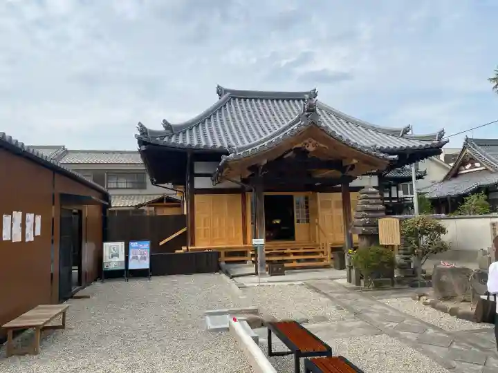春岳院の{uncategorized: "未分類", other: "その他", undefined: "問題あり", building: "その他建物", grave: "お墓", sacred_gate: "鳥居", guardian: "狛犬", statue: "像", buddha: "仏像", history: "歴史", nature: "自然", garden: "庭園", animal: "動物", pagoda: "塔", temizu: "手水舎", mountain_gate: "山門・神門", sanctuary: "本殿・本堂", subordinate: "末社・摂社", art: "芸術", scenery: "景色", jizo: "地蔵", ema: "絵馬", goshuin: "御朱印", omikuji: "おみくじ", items: "授与品その他", amulet: "お守り", goshuincho: "御朱印帳", eats: "食事", festival: "お祭り", votive_dance: "神楽", shichigosan: "七五三参", wedding: "結婚式", experience: "体験その他", initially: "初詣", around: "周辺", anti_infection: "感染症対策"}