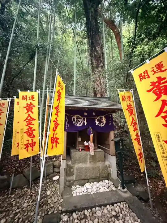 花窟神社の{uncategorized: "未分類", other: "その他", undefined: "問題あり", building: "その他建物", grave: "お墓", sacred_gate: "鳥居", guardian: "狛犬", statue: "像", buddha: "仏像", history: "歴史", nature: "自然", garden: "庭園", animal: "動物", pagoda: "塔", temizu: "手水舎", mountain_gate: "山門・神門", sanctuary: "本殿・本堂", subordinate: "末社・摂社", art: "芸術", scenery: "景色", jizo: "地蔵", ema: "絵馬", goshuin: "御朱印", omikuji: "おみくじ", items: "授与品その他", amulet: "お守り", goshuincho: "御朱印帳", eats: "食事", festival: "お祭り", votive_dance: "神楽", shichigosan: "七五三参", wedding: "結婚式", experience: "体験その他", initially: "初詣", around: "周辺", anti_infection: "感染症対策"}
