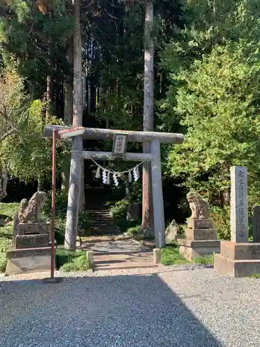 新山神社の鳥居