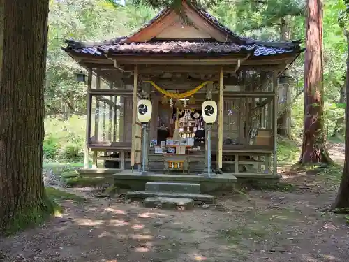 礒部神社の{uncategorized: "未分類", other: "その他", undefined: "問題あり", building: "その他建物", grave: "お墓", sacred_gate: "鳥居", guardian: "狛犬", statue: "像", buddha: "仏像", history: "歴史", nature: "自然", garden: "庭園", animal: "動物", pagoda: "塔", temizu: "手水舎", mountain_gate: "山門・神門", sanctuary: "本殿・本堂", subordinate: "末社・摂社", art: "芸術", scenery: "景色", jizo: "地蔵", ema: "絵馬", goshuin: "御朱印", omikuji: "おみくじ", items: "授与品その他", amulet: "お守り", goshuincho: "御朱印帳", eats: "食事", festival: "お祭り", votive_dance: "神楽", shichigosan: "七五三参", wedding: "結婚式", experience: "体験その他", initially: "初詣", around: "周辺", anti_infection: "感染症対策"}