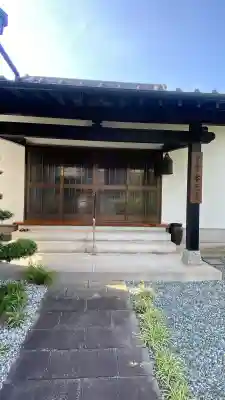 本元寺の{uncategorized: "未分類", other: "その他", undefined: "問題あり", building: "その他建物", grave: "お墓", sacred_gate: "鳥居", guardian: "狛犬", statue: "像", buddha: "仏像", history: "歴史", nature: "自然", garden: "庭園", animal: "動物", pagoda: "塔", temizu: "手水舎", mountain_gate: "山門・神門", sanctuary: "本殿・本堂", subordinate: "末社・摂社", art: "芸術", scenery: "景色", jizo: "地蔵", ema: "絵馬", goshuin: "御朱印", omikuji: "おみくじ", items: "授与品その他", amulet: "お守り", goshuincho: "御朱印帳", eats: "食事", festival: "お祭り", votive_dance: "神楽", shichigosan: "七五三参", wedding: "結婚式", experience: "体験その他", initially: "初詣", around: "周辺", anti_infection: "感染症対策"}