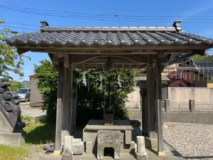 守りの神 藤基神社の{uncategorized: "未分類", other: "その他", undefined: "問題あり", building: "その他建物", grave: "お墓", sacred_gate: "鳥居", guardian: "狛犬", statue: "像", buddha: "仏像", history: "歴史", nature: "自然", garden: "庭園", animal: "動物", pagoda: "塔", temizu: "手水舎", mountain_gate: "山門・神門", sanctuary: "本殿・本堂", subordinate: "末社・摂社", art: "芸術", scenery: "景色", jizo: "地蔵", ema: "絵馬", goshuin: "御朱印", omikuji: "おみくじ", items: "授与品その他", amulet: "お守り", goshuincho: "御朱印帳", eats: "食事", festival: "お祭り", votive_dance: "神楽", shichigosan: "七五三参", wedding: "結婚式", experience: "体験その他", initially: "初詣", around: "周辺", anti_infection: "感染症対策"}