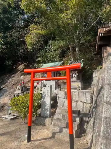 幣多賀八幡宮（吉和八幡神社）の{uncategorized: "未分類", other: "その他", undefined: "問題あり", building: "その他建物", grave: "お墓", sacred_gate: "鳥居", guardian: "狛犬", statue: "像", buddha: "仏像", history: "歴史", nature: "自然", garden: "庭園", animal: "動物", pagoda: "塔", temizu: "手水舎", mountain_gate: "山門・神門", sanctuary: "本殿・本堂", subordinate: "末社・摂社", art: "芸術", scenery: "景色", jizo: "地蔵", ema: "絵馬", goshuin: "御朱印", omikuji: "おみくじ", items: "授与品その他", amulet: "お守り", goshuincho: "御朱印帳", eats: "食事", festival: "お祭り", votive_dance: "神楽", shichigosan: "七五三参", wedding: "結婚式", experience: "体験その他", initially: "初詣", around: "周辺", anti_infection: "感染症対策"}