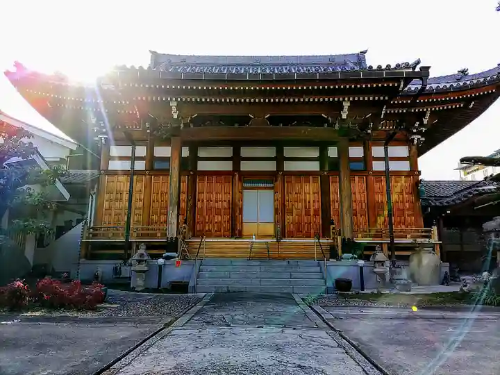 興西寺の本殿・本堂