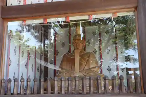 須賀神社の像