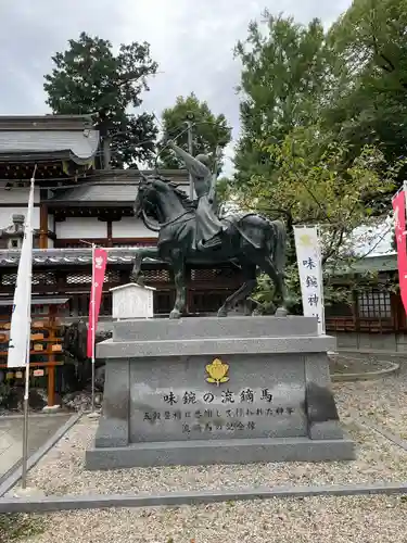 味鋺神社の像