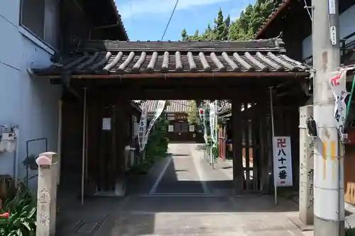 龍蔵寺の山門