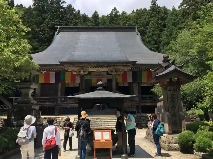 宝珠山 立石寺の本殿・本堂